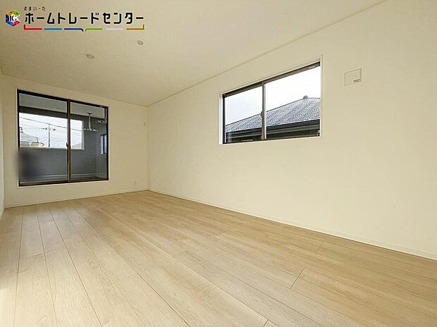 【リビング以外の居室】お陽さまの光とさわやかな風をたっぷりとりこめます。室内は白を基調としたクロスですのでいつも明るい印象！気持ちの良い朝を迎えられます。毎日の生活も明るくなりそうです。自分好みのお部屋を作ってください！