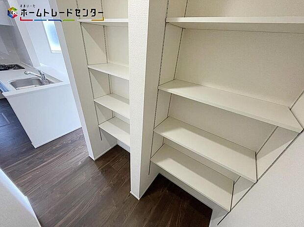 【収納】６号棟
キッチンのすぐ横の収納スペースはミネラルウォーターや調味料などの置き場所に最適♪床下収納もあるのでまとめ買いしてもこの収納量なら心配いらずですね♪