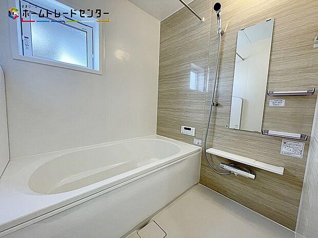 【浴室】２号棟
浴室乾燥機付きのバスルームとなっております♪落ち着いた雰囲気のゆったり寛げるバスルーム。毎日のバスタイムが楽しみになりそうです。窓があることで、換気環境も良好。掃除もスムーズに出来ます。