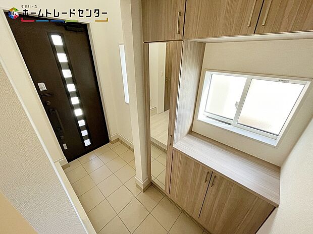 【玄関】２号棟
家族が毎日出入りする場所！大切な来客を迎える場所！そんな玄関は、自然光を取り込める優しい雰囲気の空間となっております！玄関収納も設置してあり家族の靴も片付けられます。
