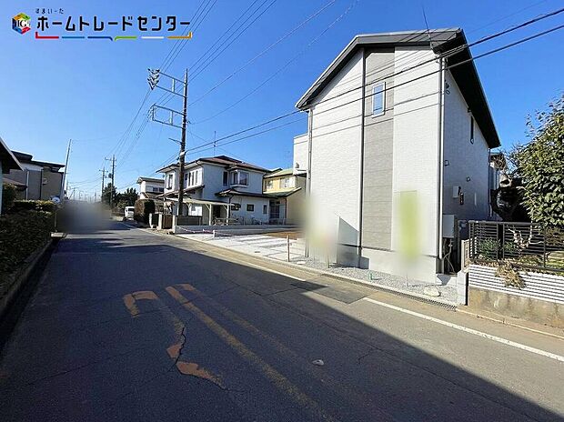 【前面道路含む現地写真】○嬉しい設備仕様
システムキッチン、浴室乾燥機、ウォークインクローゼット、床下収納、TVモニター付インターホン、24時間換気システム、フリースペース、シューズインクローク、駐車場２台（車種による）！