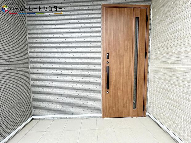 【現地外観写真】４号棟
一戸建ての大きなメリットは、「自分の土地」を自由に使えること。好きなペットが飼えるほか、ガーデニングやＤＩＹ、車の手入れなど様々な趣味を楽しめます♪広いお庭でのびのびと開放的に暮らしましょう！