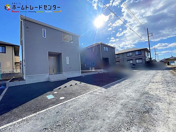 【前面道路含む現地写真】2号棟
嬉しい仕様がたくさん!
システムキッチン、浴室乾燥機、床下収納、防犯カメラ、TVモニター付きインターホン、人感センサー付玄関灯、駐車2~3台可(車種による)!