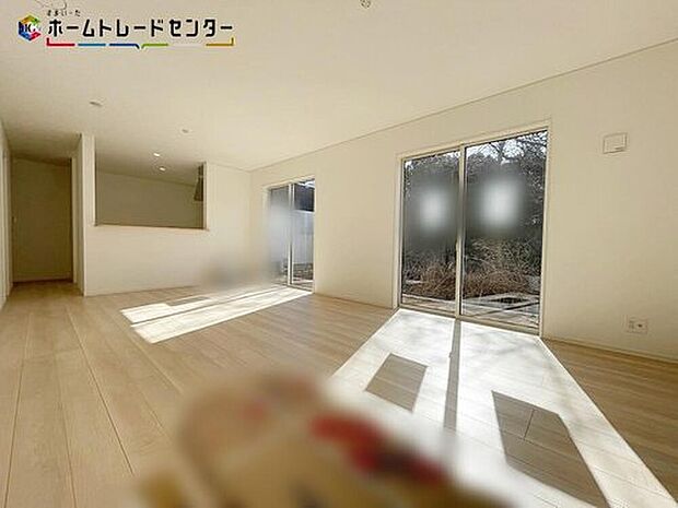 【リビング】１号棟
開放感のある明るいリビング＆キッチンです！対面式キッチンからは、リビングにいるご家族の様子が一目で分かります。テレビを見ながら、家族と会話しながら孤立することはありません！

