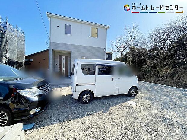 【駐車場】１号棟
嬉しい仕様がたくさん！
システムキッチン、浴室乾燥機、床下収納、防犯カメラ、TVモニター付きインターホン、人感センサー付玄関灯、EVコンセント、駐車２台可（車種による）