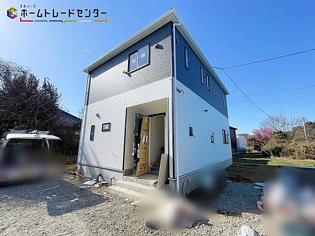 【現地外観写真】２号棟
木のぬくもりが感じられる優しい色合いの外観は、街並みに自然と溶け込み、訪れる人の心をほっと和ませます。家族の時間がより豊かに、穏やかに流れる住まいです。