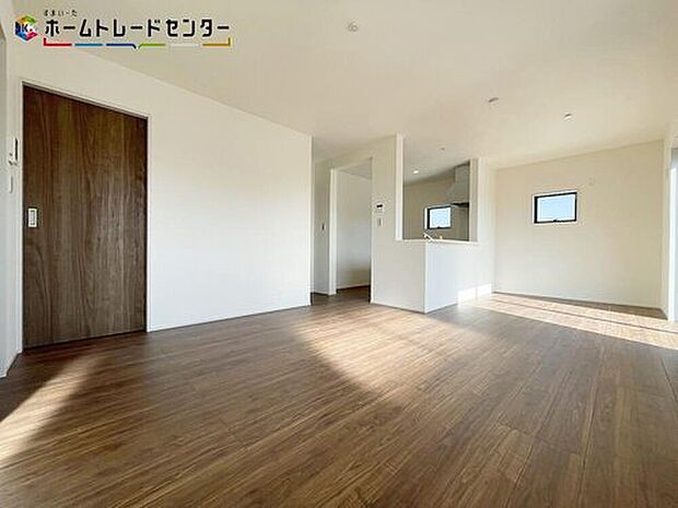 【リビング】広々とした開放感あふれるリビングです。充分な広さがございますので、ご家族でインテリアのレイアウトを考えるのも楽しみですね♪お気に入りの家具に囲まれて、家族皆がゆったりした気持ちで過ごせたら最高ですね！