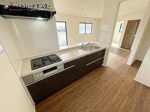 【キッチン】広々キッチンなら、前後にも動けお子様と一緒にお菓子作りやパーティ準備も楽しめます♪お料理好きに成長しそうです！出来上がった料理も、すぐに並べられますので、お子さんが運ぶなどお手伝い時間も増えそうです！