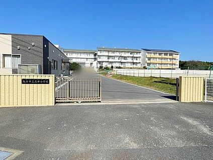 取手市立高井小学校 570m(徒歩8分)