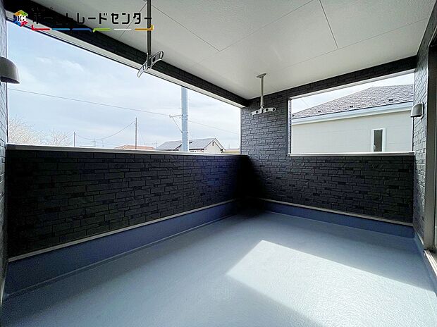 【前面道路含む現地写真】３号棟
平日・お仕事帰りなど、いつでもご案内致します！是非お越し下さい☆お気軽にお問い合わせ下さい♪（0120-858-884）諸費用のお見積り・アフターサービスのご説明させていただきます。