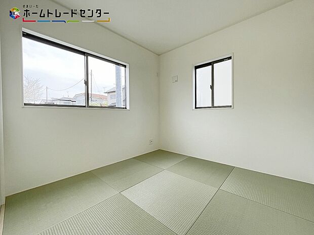 【 リビング以外の居室】あると落ち着く『和室』♪窓から入る暖かな日差しについウトウトしてしまいます!家事の休憩スペースやお子様のお昼寝スペースとしても活用してください♪もちろんお客様の宿泊用にも☆押し入れもあるので安心です♪