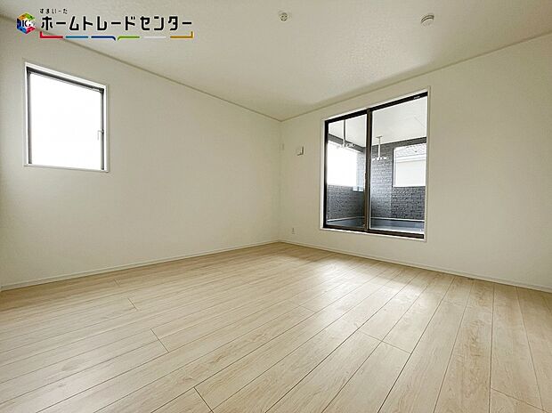 【 リビング以外の居室】ベルコニーに面しているお部屋なので、お陽さまの光を、さわやかな風をたっぷりとりこめます。室内はいつも明るい印象なので気持ちの良い朝を迎えられます。スッキリ起きる朝は一日の生活も明るくなりそうですね!
