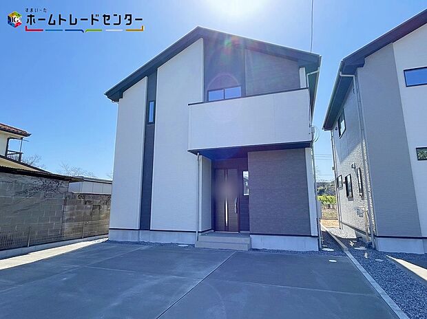 【前面道路含む現地写真】2号棟
車通りが少なく騒音が少ないため、静かで落ち着いた暮らしができるでしょう!高齢者やお子様も安心して歩ける安全な環境は暮らしやすく、長く住み続けられる環境です!