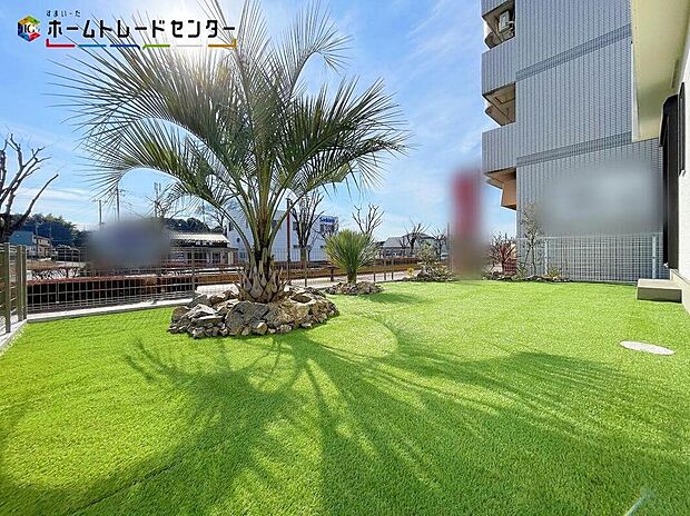 【庭】陽光たっぷり降りそそぐ南庭を備えた理想のお住まいです。お子様が安心して遊べる場所や趣味のガーデニングなど、ライフスタイルに合わせていろいろとお楽しみ頂けそうです。お庭があると暮らしが豊かになりますね!