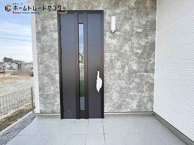 【玄関】玄関ポーチには屋根がついているので雨でも玄関前で濡れずにお出かけ準備が出来ます。セキュリティを高められるTVモニター付きインターフォンが標準装備です!