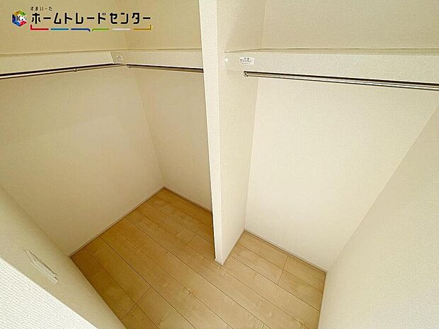 【収納】３号棟
大容量のウォークインクローゼット！パイプハンガーを取り付ければ、ひと目でお気に入りのお洋服が見つかります！洋服タンスをしまえるくらいの大きさなので、綺麗な室内をいつでも保てますね！