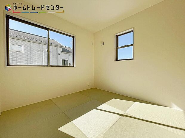 【リビング以外の居室】３号棟
リビングに続き間の4.5帖和室があります！来客時にも重宝しますが、小さなお子様を寝かせるスペースにもなりますので、使い方はあなた次第です。収納もございます！お布団などの大物でもしまえる広さです