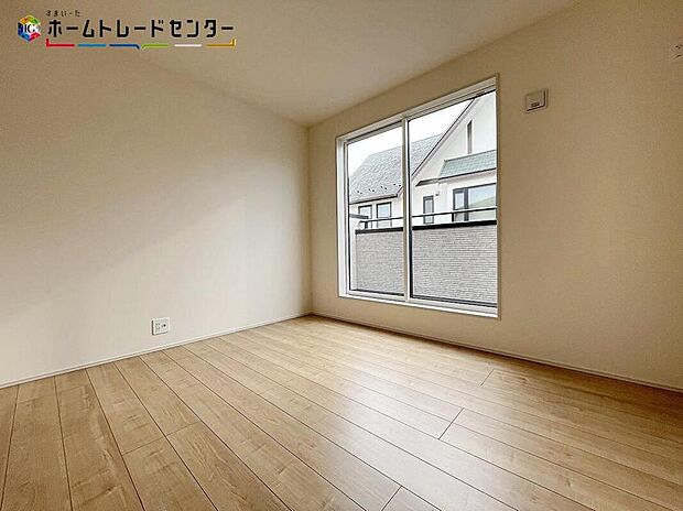 【リビング以外の居室】明るく収納豊富な洋室です！衣類収納を新たに購入しなくて済みますので、家具の配置やデザインなどを考えるのが楽しくなるお部屋です！自分好みのインテリアで、自分好みの居心地の良い部屋を作り上げてください！