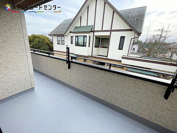 【バルコニー】全室南向きのプライベートルームは広々バルコニーでつながっています。家族全員分の洗濯物を干したり、夜には家族で星を眺めたり。家族のつながりを強めてくれるバルコニーです。