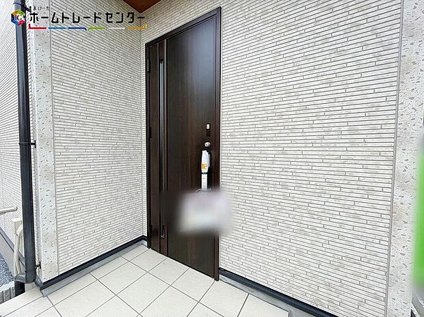 【玄関】玄関ポーチには屋根がついているので雨でも玄関前で濡れずにお出かけ準備が出来ます。セキュリティを高められるTVモニター付きインターフォンが標準装備です！