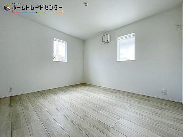 【リビング以外の居室】お陽さまの光をさわやかな風をたっぷりとりこめます。室内はいつも明るい印象なので気持ちの良い朝を迎えられます。毎日の生活も明るくなりそうです。