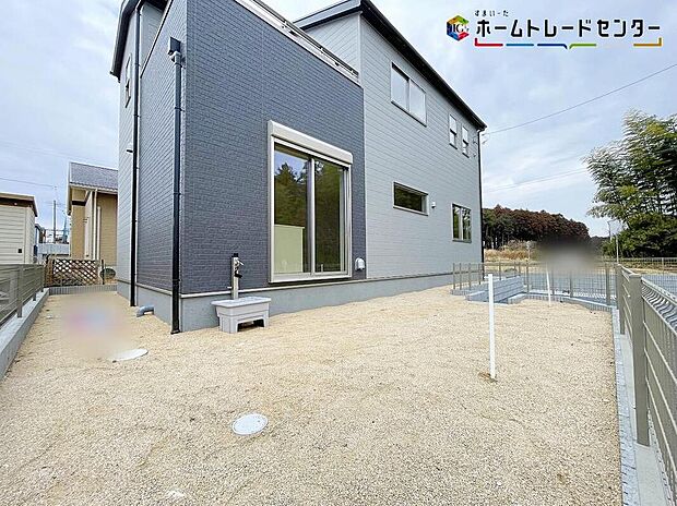 【庭】陽光たっぷり降りそそぐ南庭を備えた理想のお住まいです。お子様の遊び場や趣味のガーデニングなど、ライフスタイルに合わせていろいろとお楽しみ頂けそうです。