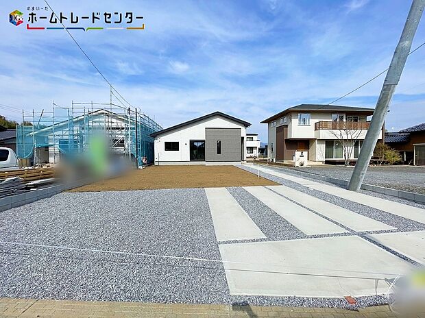 【駐車場】2号棟 駐車2台可能(車種による)!
急な来客時や、ご家族の自転車スペースとしても大活躍♪