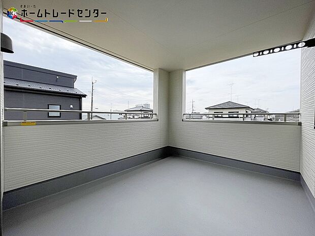 【バルコニー】1号棟
インナーバルコニーは、急な雨で洗濯物が濡れてしまうのを防いだり、気軽に外で朝食やお茶などを楽しむセカンドリビングのような使い方ができます。