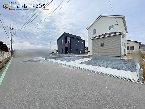 【前面道路含む現地写真】1号棟
嬉しい仕様がたくさん!
浴室乾燥機、TVモニター付きインターフォン、洗浄便座、床下収納、24時間換気、人感センター、駐車3~4台可(車種による)♪