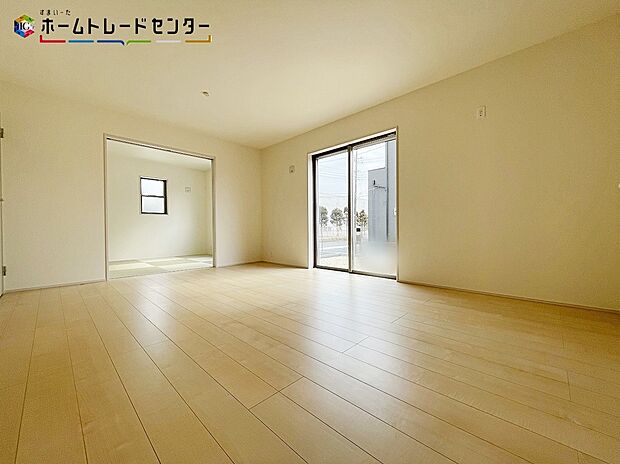 【リビング】1号棟
明るい日差しがさすリビングは、暖かな家族の憩い空間です。リビングの大きな窓から、芝生を敷いたりお花で飾ったお庭を眺めながら、毎日の会話が弾みそうですね♪