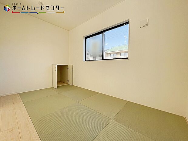 【リビング以外の居室】リビングに隣接したお部屋は、来客時やご夫婦の寝室・お子様の遊び場・書斎、将来家族が増えたときのご両親やお子様お部屋と多目的にお使い頂けます！あってよかったの大変便利なお部屋になっております！