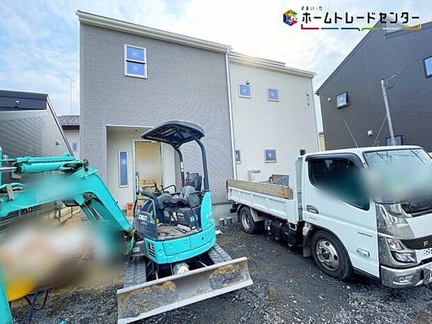 【現地外観写真】2号棟
一戸建ての大きなメリットは、「自分の土地」を自由に使えること。好きなペットが飼えるほか、ガーデニングやDIY、車の手入れなど様々な趣味を楽しめます♪広いお庭でのびのびと開放的に暮らしましょう!