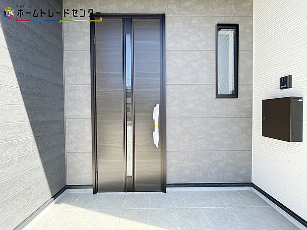 【玄関】 玄関ポーチには屋根がついているので雨でも玄関前で濡れずにお出かけ準備が出来ます。セキュリティを高められるTVモニター付きインターフォンが標準装備です!