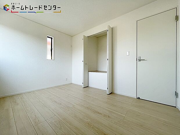 【収納】お子様の成長は早いものです！どんどん増えていく荷物も、楽々しまえる収納力です！お部屋は美しい空間を保てますね！オシャレなママは洋服もたくさんです！収納に困らないよう、各部屋の収納力も見逃せない！！