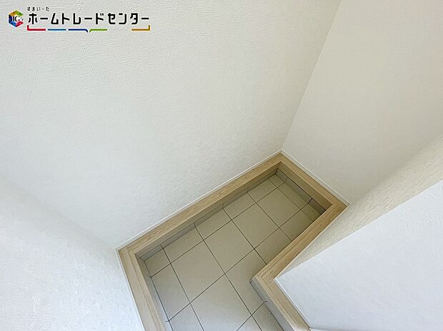 【玄関】玄関にゴルフバックやベビーカーなどを収納できるスペースを設けました！長靴やブーツなど高さをとる物を収納するにも便利ですね！急な来客があっても、慌てることなくいつも綺麗を保てます！