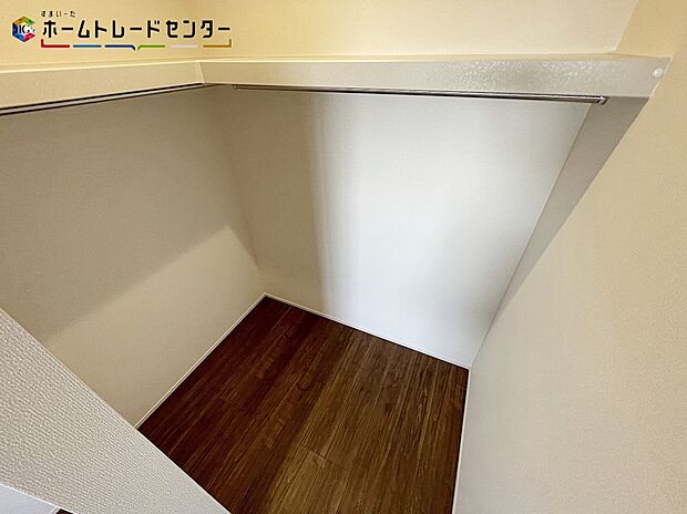 【収納】3号棟
コートハンガー付きのウォークインクローゼット！大容量ですので、衣替えのわずらわしさもございません！洋服タンスをしまえるくらいの大きさなので、大物も楽々収納でき綺麗な室内をいつでも保てます！