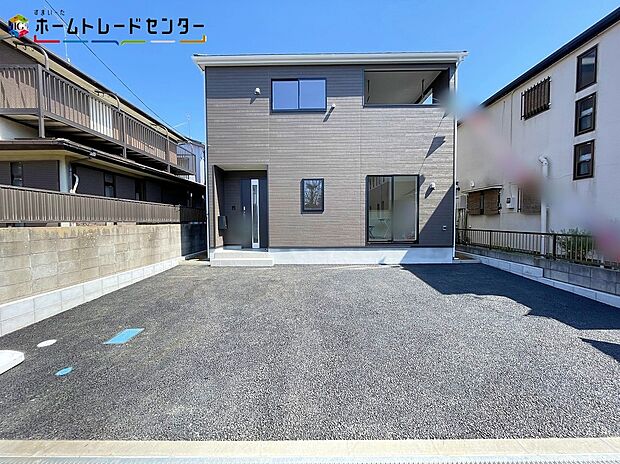 【駐車場】交通量が少ない住宅街なので、雨の日でも車の走行音も気になりません。平日・お仕事帰りなど、いつでもご案内致します!お気軽にお問い合わせ下さい♪お持ちしております!