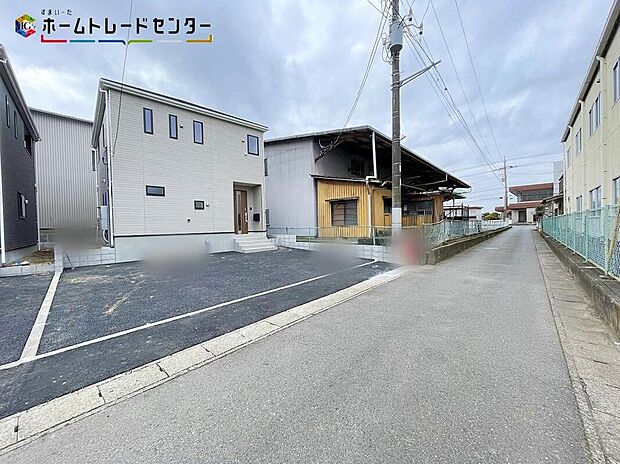 【前面道路含む現地写真　１号棟】交通量が少ない住宅街なので、雨の日でも車の走行音も気になりません。平日・お仕事帰りなど、いつでもご案内致します！お気軽にお問い合わせ下さい♪お持ちしております！