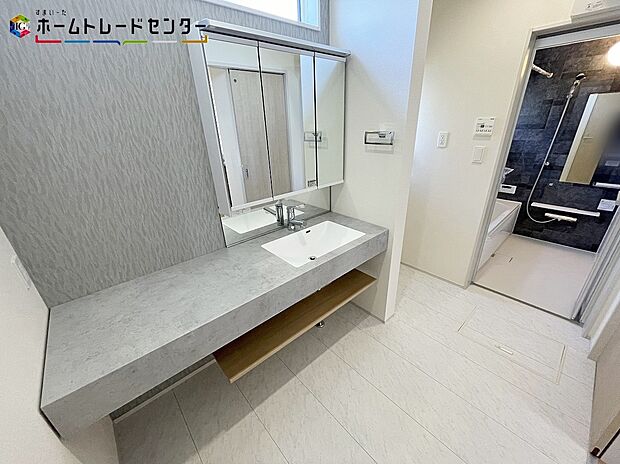 【洗面所】２号棟
白を基調とした爽やかなサニタリースペース！清潔感のある快適空間！毎日の身支度も気持ち良くお使い頂けますね。女性にはうれしい３面鏡化粧台！鏡後ろに収納出来ますので、小物も綺麗にしまえます！
