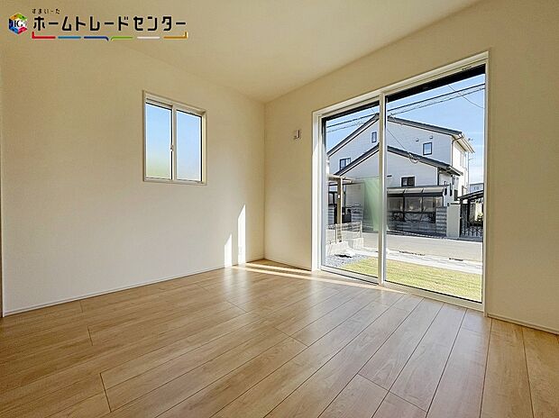 【 リビング以外の居室】２号棟
大きな２つの窓から光が差し込む室内！日の光で照らされた明るいお部屋は、趣味の時間を過ごす時も、家族や友達と一緒に過ごす時も、いつでも居心地のいいリラックスできる空間をお届けします！