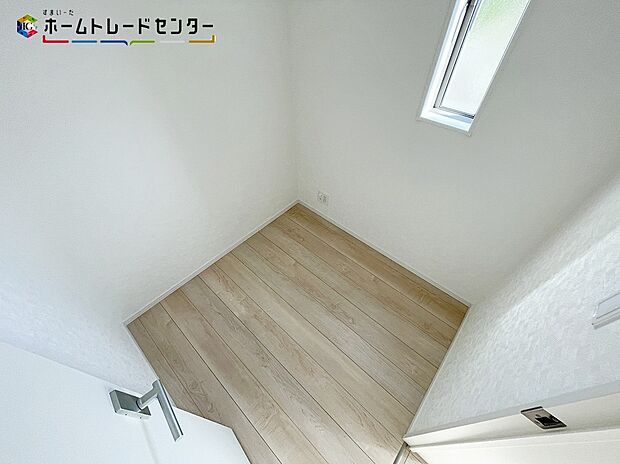 【収納】机を置いて書斎のように使える、フリースペースが用意されております。趣味のスペースとしてはもちろん、持ち帰ってきた仕事をしたり、音楽を聴いたりと用途自在のゆとりある空間です♪