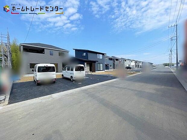 【前面道路含む現地写真】１９号棟
嬉しい仕様がたくさん！
システムキッチン、浴室乾燥機、床下収納、防犯カメラ、TVモニター付きインターホン、人感センサー付玄関灯、全居室ペアガラス、駐車２～３台可（車種による）♪