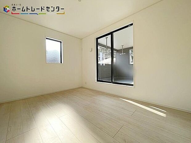 【リビング以外の居室】１９号棟
二面採光を取り入れたお部屋です！十分な日差しが隅々まで入り、とても明るく暖かです！勉強で煮詰まっていても、趣味に没頭していても、窓を開ければ穏やかで優しい風が入り、快適に過ごせることでしょう