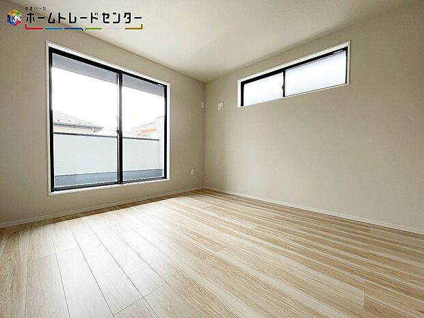 【 リビング以外の居室】１号棟
大きな窓から光が差し込む室内！日の光で照らされた明るいお部屋は、趣味の時間を過ごす時も、家族や友達と一緒に過ごす時も、いつでも居心地のいいリラックスできる空間をお届けします！