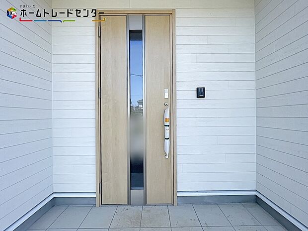【玄関】玄関ポーチには屋根がついているので雨でも玄関前で濡れずにお出かけ準備が出来ます。セキュリティを高められるTVモニター付きインターフォンが標準装備です！