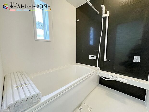 【浴室】浴室乾燥機付きのバスルームとなっております♪落ち着いた雰囲気のゆったり寛げるバスルーム。毎日のバスタイムが楽しみになりそうです。窓があることで、換気環境も良好。掃除もスムーズに出来ます。
