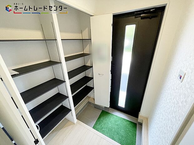 【玄関】ご家族が増えると靴の数も増えますね。大容量の収納力で大家族の履物もすっきり収納できます！いつでも玄関周りがすっきりと片付きますので、急な来客でも慌てません！最初に入る我が家の自慢の空間のひとつです！