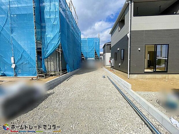 【駐車場】３号棟
車通りが少なく騒音が少ないため、静かで落ち着いた暮らしができるでしょう！高齢者やお子様も安心して歩ける安全な環境は暮らしやすく、長く住み続けられる環境です！