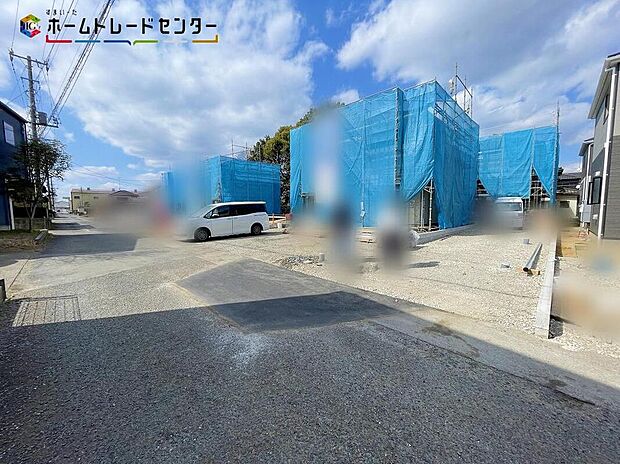 【前面道路含む現地写真】３号棟
駐車場２台可能な戸建ては、夫婦で車を所有しているご家庭や、来客時にも安心の広さ。趣味のバイクや自転車もゆったり置けて、ガレージライフが充実します。