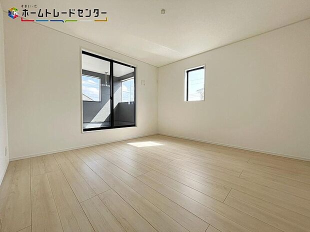 【リビング以外の居室】１号棟
二面採光を取り入れたお部屋です！十分な日差しが隅々まで入り、とても明るく暖かです！勉強で煮詰まっていても、趣味に没頭していても、窓を開ければ穏やかで優しい風が入り、快適に過ごせることでしょう！